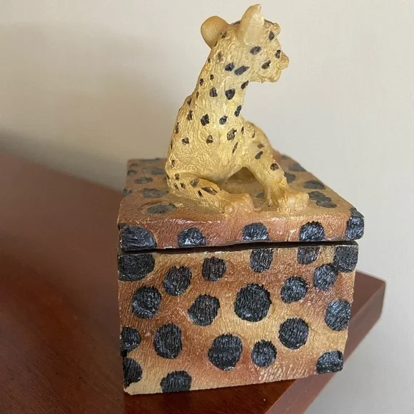 Cheetah Cat Figural Trinket Box Resin 3.5" Nature Animal Lidded Square Textured - Picture 4 of 9